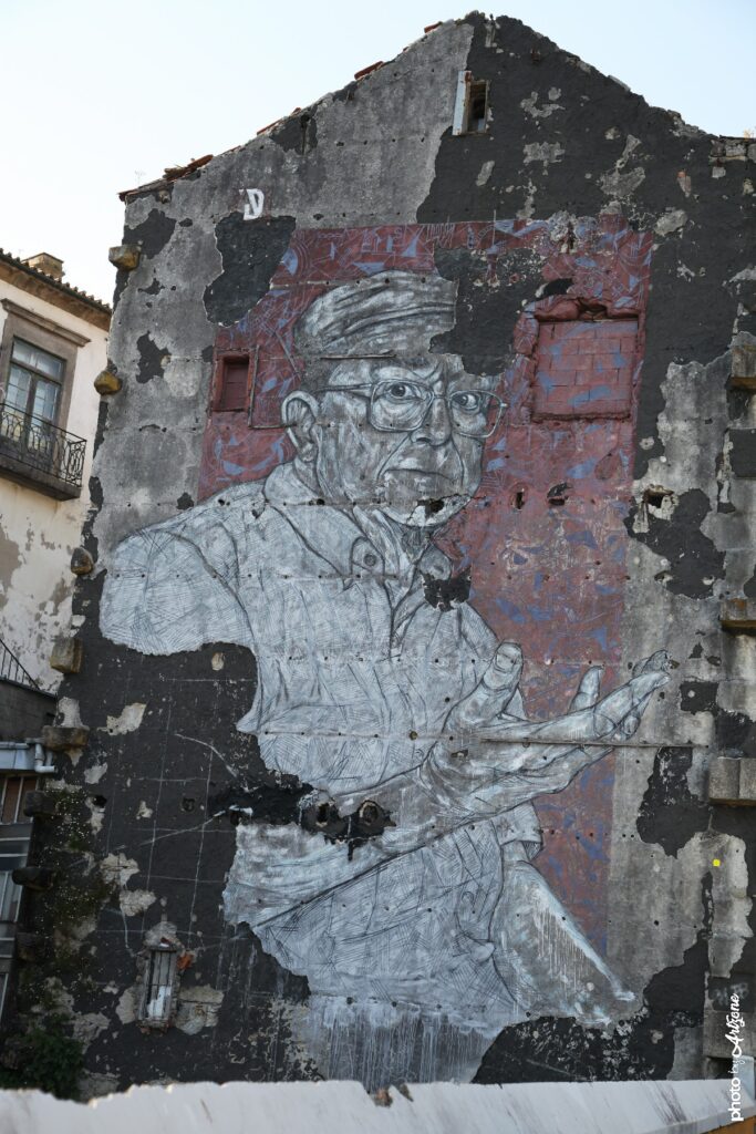 Street art de Frederico Draw montrant un portrait réaliste d’un homme âgé peint sur un mur décrépit à Porto.