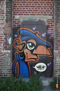 Street art poétique montrant un personnage de Dwarf dans un environnement urbain