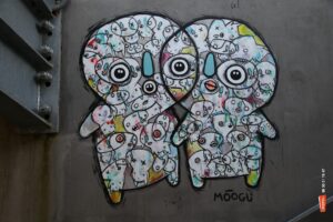 Personnage imaginaire en street art peint sur un mur urbain