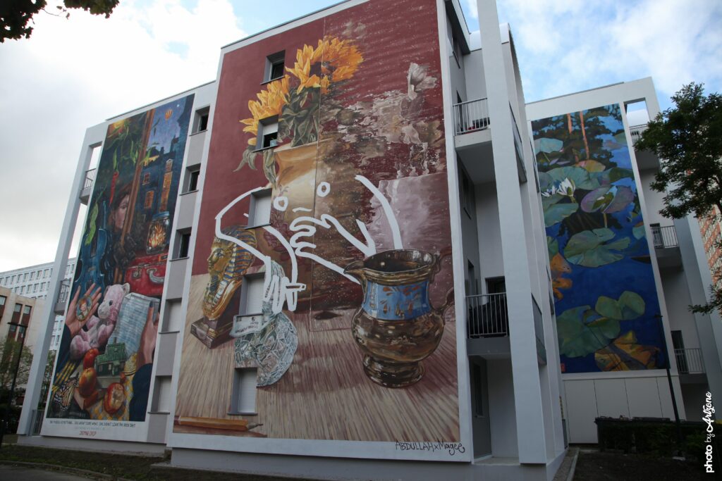 Street art de Fintan Magee sur façade d’immeuble à Boulogne-sur-Mer avec composition narrative et symbolique.