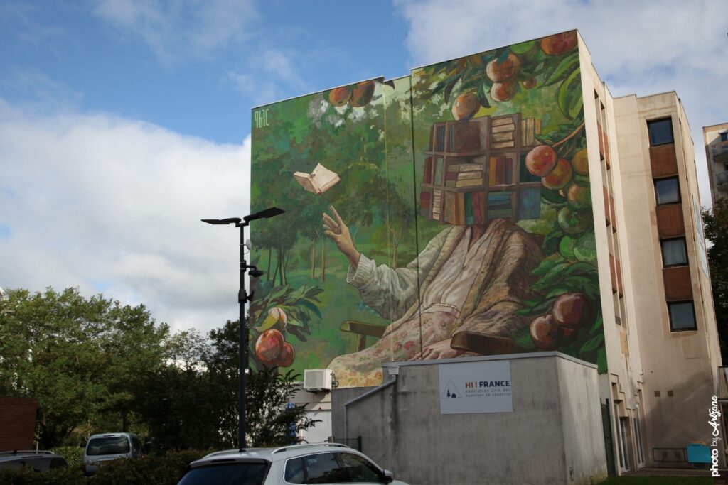 Street art monumental de Rustam QBic à Boulogne-sur-Mer représentant une figure surréaliste entourée de nature et de livres.