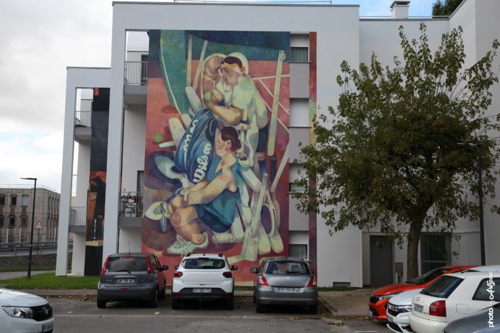 Street art monumental de Marat Morik à Boulogne-sur-Mer représentant des figures stylisées dans une composition contemporaine.