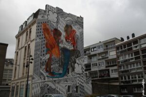 Street art Case Maclaim et Millo montrant deux enfants géants dans une ville dessinée en noir et blanc sur un immeuble.