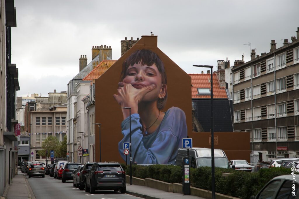 Fresque street art Case Maclaim représentant un portrait féminin hyperréaliste en grand format.