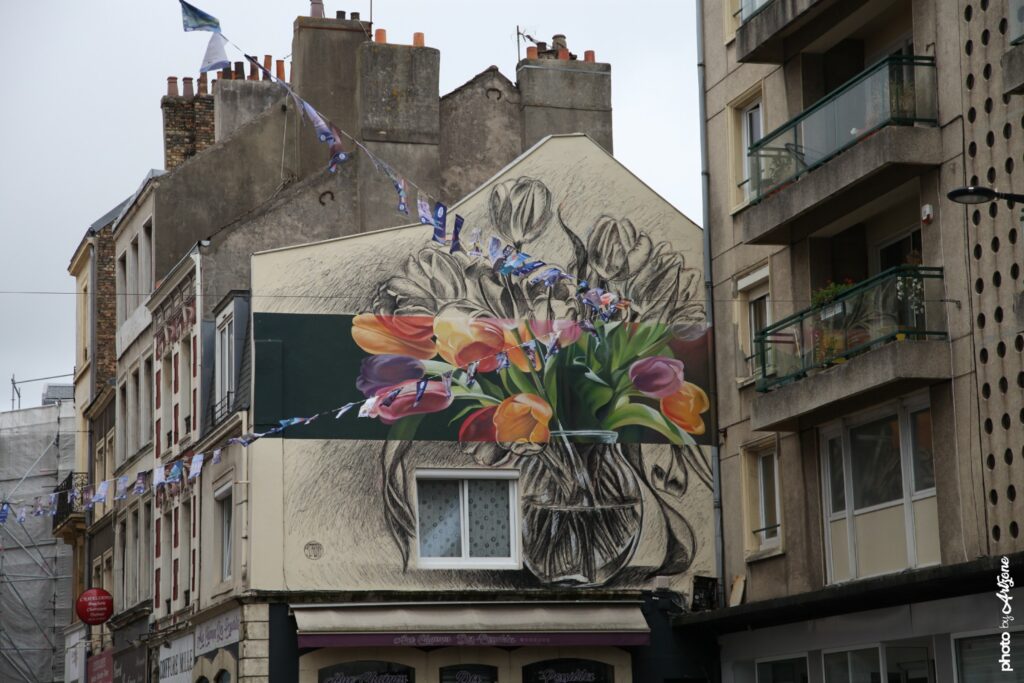 Fresque street art Sasha Korban vase avec tulipes en couleur sur fond dessiné au crayon.