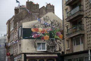 Fresque street art Sasha Korban vase avec tulipes en couleur sur fond dessiné au crayon.