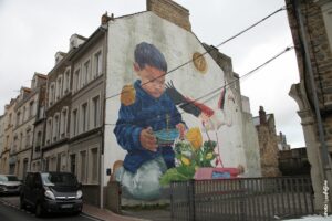 Fresque murale de Jade Rivera montrant un enfant en uniforme avec un oiseau et des fleurs en street art