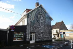 Fresque de Monkey Bird en noir et blanc représentant une composition architecturale de style gothique en street art
