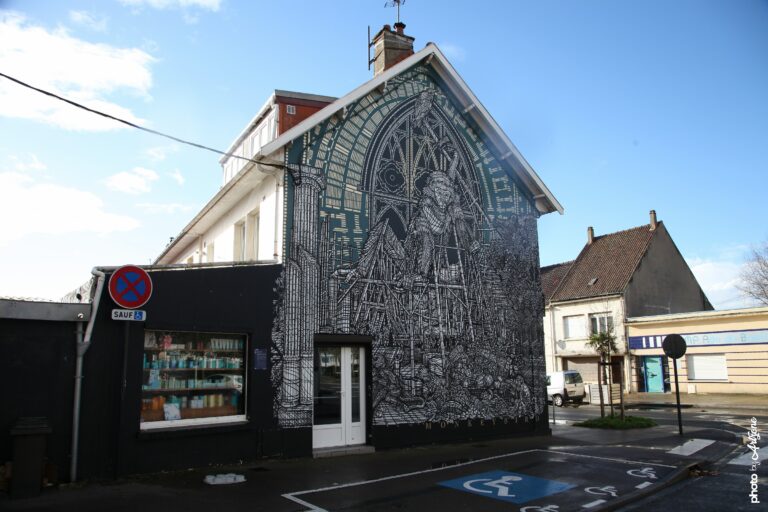 Fresque de Monkey Bird en noir et blanc représentant une composition architecturale de style gothique en street art