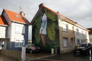 Fresque street art Bache montrant une femme en immersion dans un décor végétal monumental