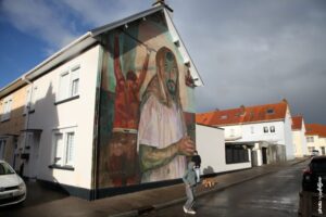 Fresque street art Wuper Kec aux couleurs vives sur mur extérieur