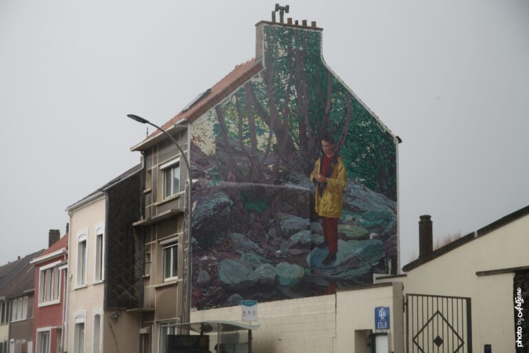 Fresque street art Dimitris Taxis montrant une scène forestière monumentale sur pignon