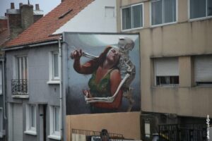 Fresque street art Bertrand Civetta montrant une femme et un squelette en composition symbolique