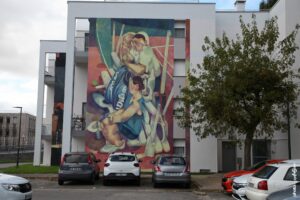 Street art monumental de Marat Morik à Boulogne-sur-Mer représentant des figures stylisées dans une composition contemporaine.