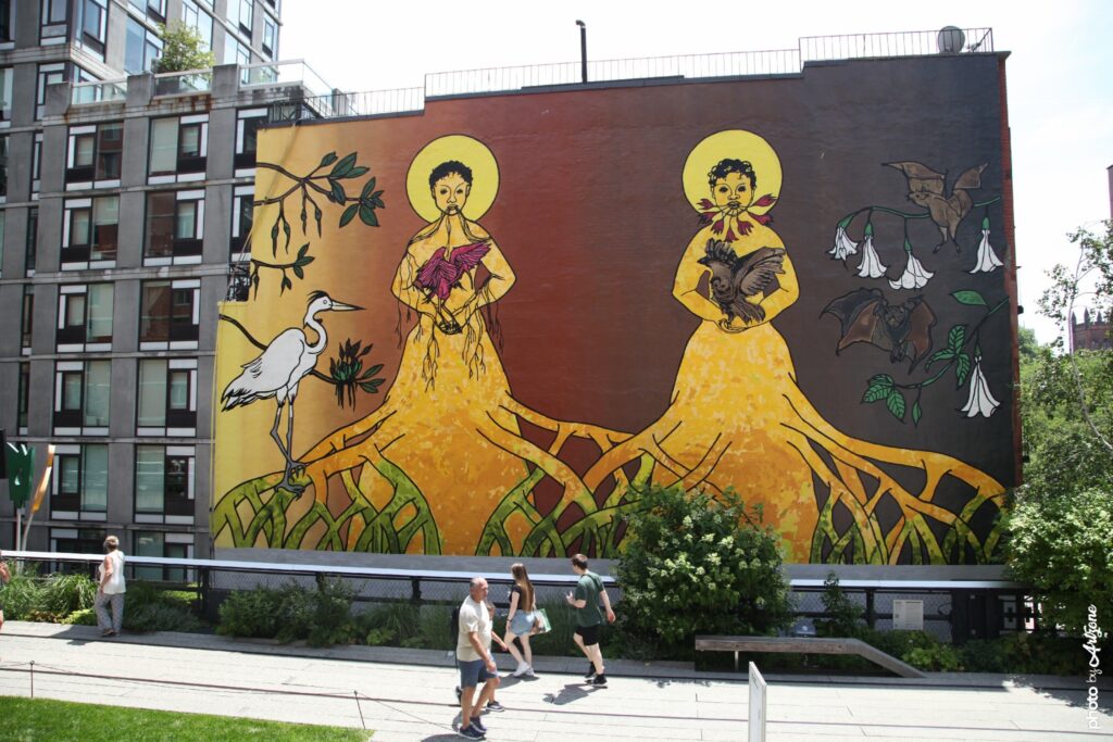 Fresque street art Rosana Paulino montrant deux figures féminines enracinées entourées d’oiseaux