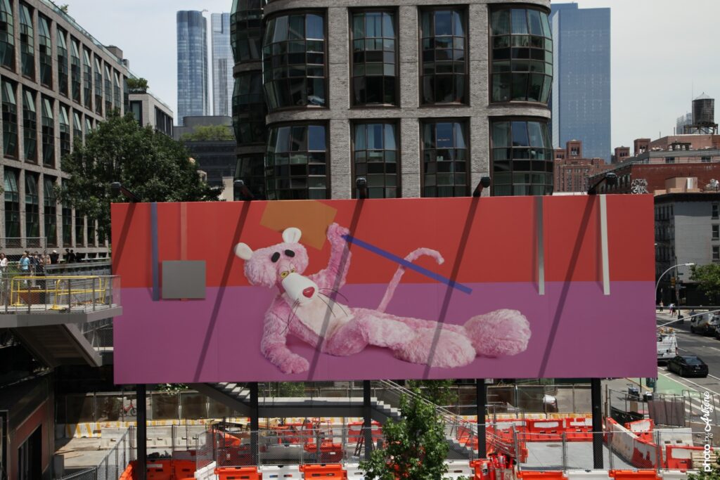 Installation street art Alex Da Corte avec Panthère Rose sur panneau urbain coloré