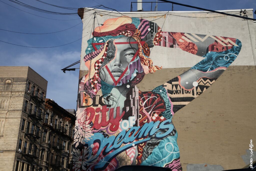 Fresque street art Tristan Eaton avec portrait féminin et collage pop coloré