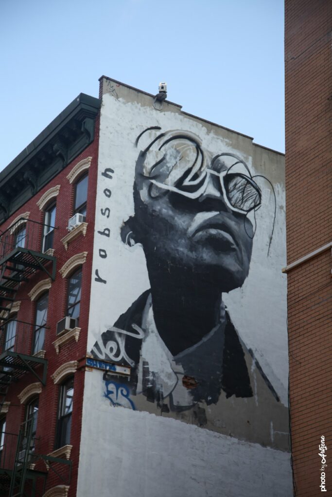 Fresque street art Libby Schoettle portrait noir et blanc sur immeuble urbain