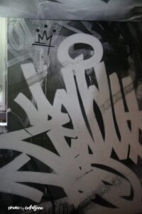 Graffiti street art Zenoy lettrage noir et blanc avec couronne