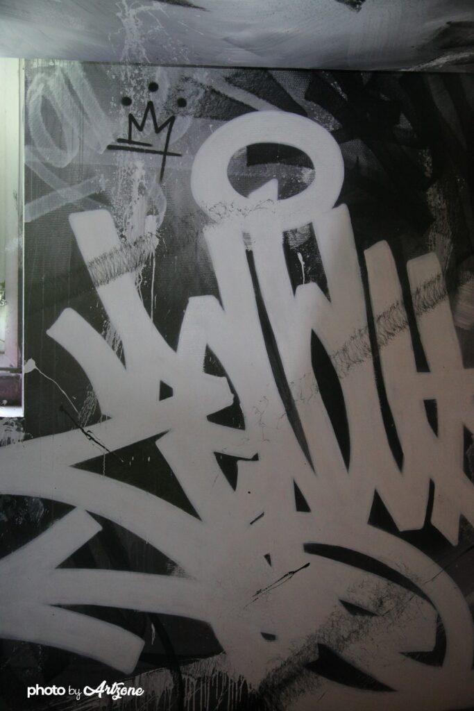 Graffiti street art Zenoy lettrage noir et blanc avec couronne