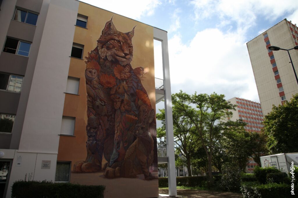 Street art monumental d’Alegria Del Prado à Boulogne-sur-Mer représentant un lynx entouré d’éléments naturels.