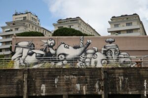 Fresque street art Ador et Semor créatures fantastiques noir et blanc