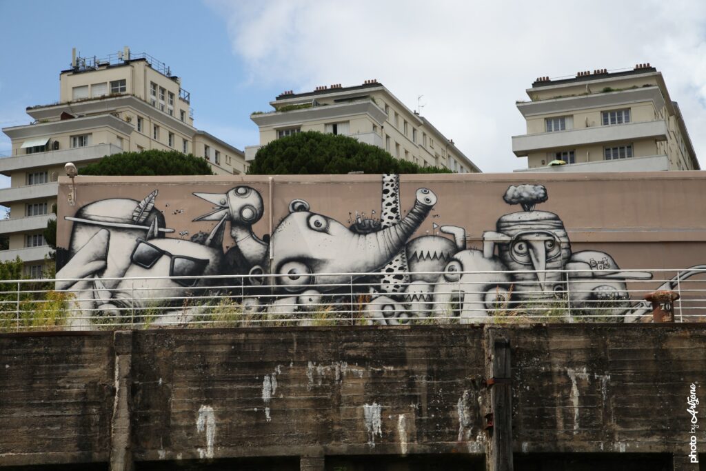 Fresque street art Ador et Semor créatures fantastiques noir et blanc