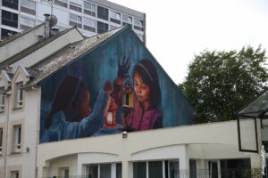 Street art d’Alaniz représentant deux enfants tenant une lanterne dans une fresque murale réaliste.