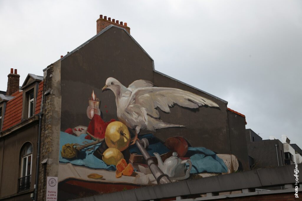 Street art de Mohamed El Gacham avec colombe blanche et nature morte en fresque murale figurative.